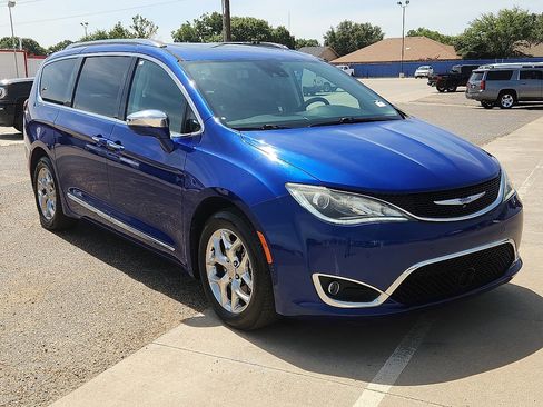 Used 2019 Chrysler Pacifica Limited w/ Advanced Safetytec Group FWD image 4
