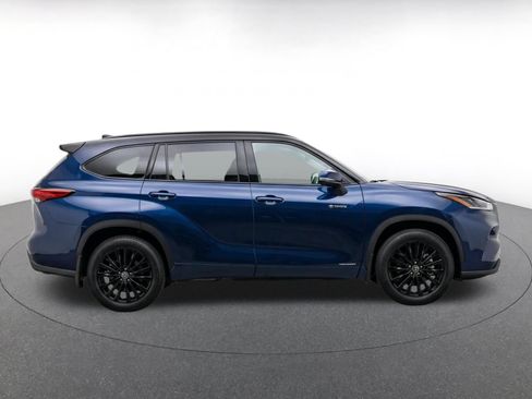 Used 2025 Toyota Highlander XSE AWD/4WD image 8