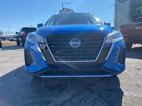 Used 2023 Nissan Kicks SV image 2