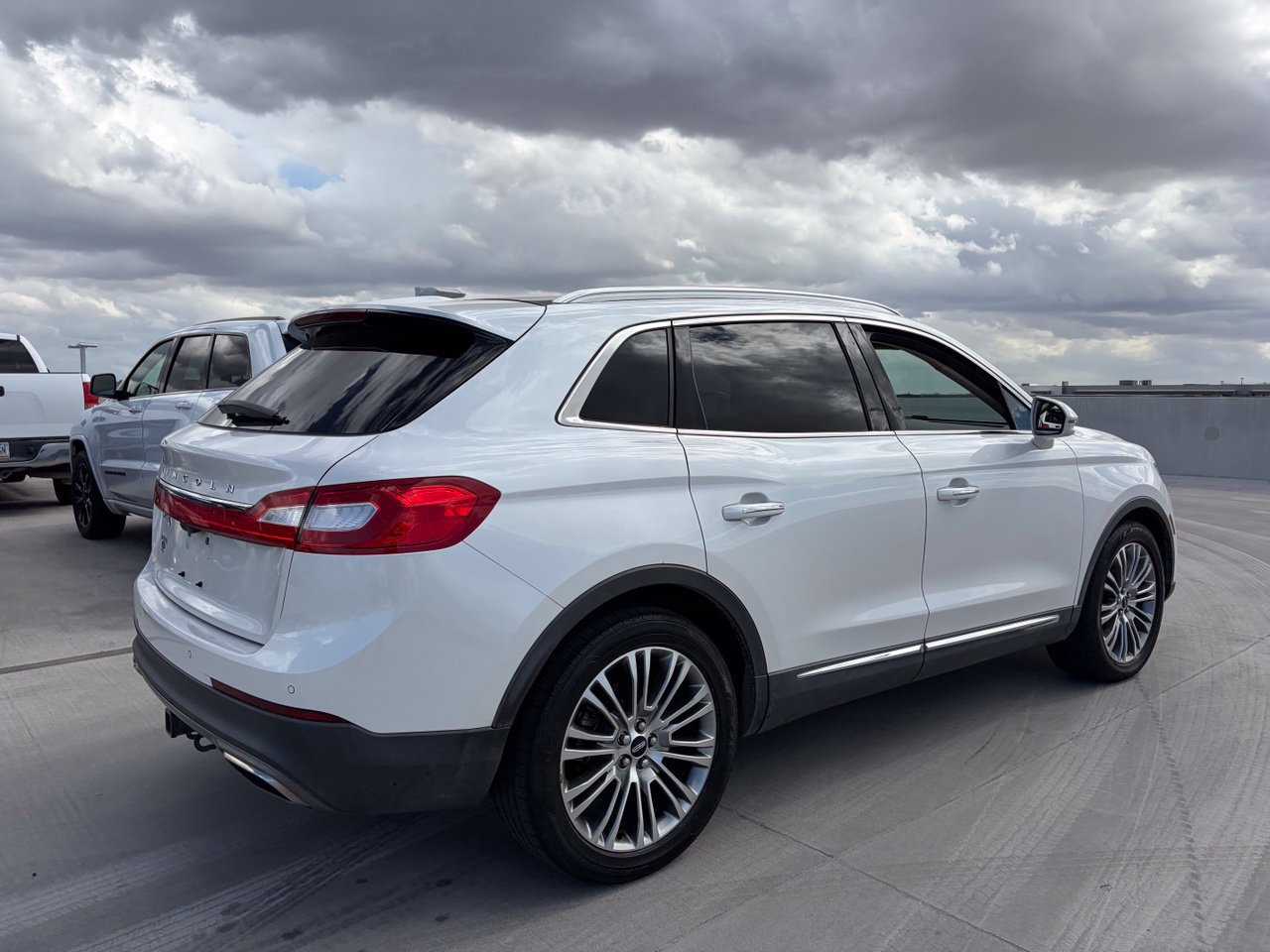 Used 2017 Lincoln MKX Reserve w/ Driver Assistance Package FWD image 2