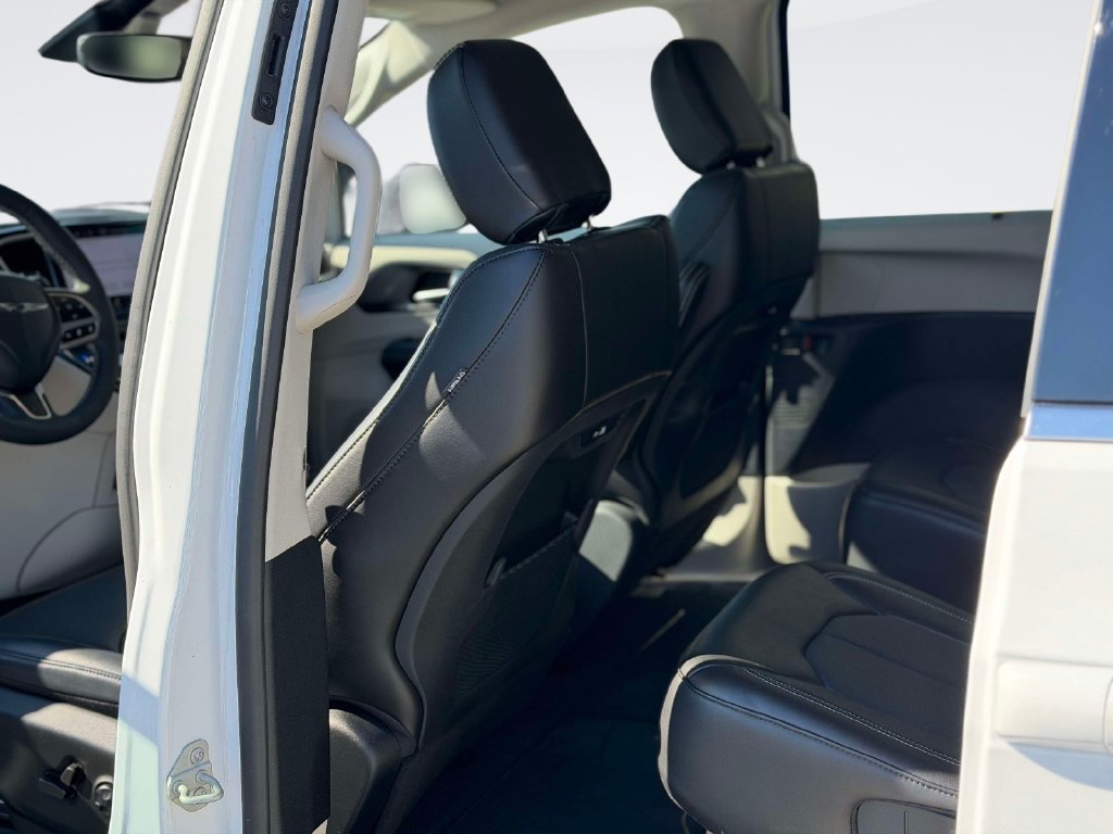 Used 2024 Chrysler Pacifica Touring-L AWD/4WD image 13
