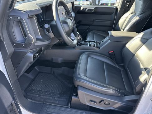 Used 2025 Ford Bronco Badlands image 10