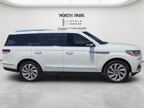 Used 2022 Lincoln Navigator Reserve AWD/4WD image 4