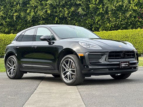 Certified 2025 Porsche Macan AWD/4WD image 10