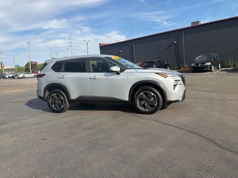 Used 2025 Nissan Rogue SV AWD/4WD image 3