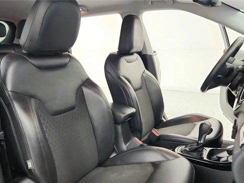 Used 2018 Jeep Compass Latitude AWD/4WD image 36