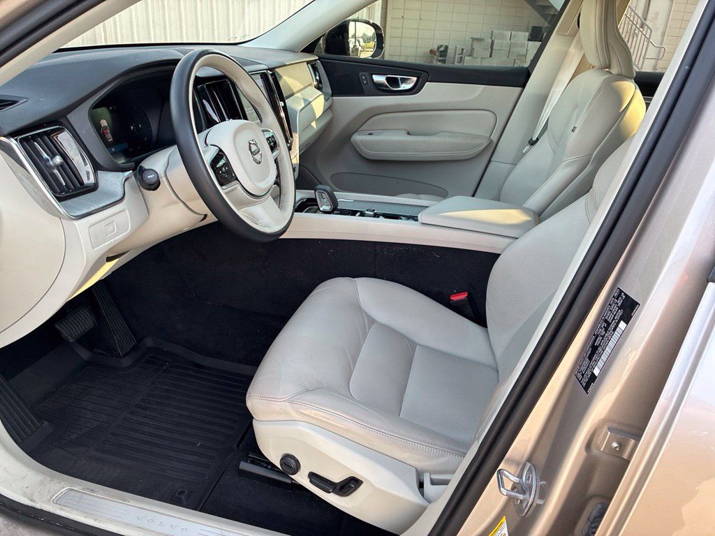 Used 2025 Volvo XC60 B5 Plus w/ Protection Package AWD/4WD image 27