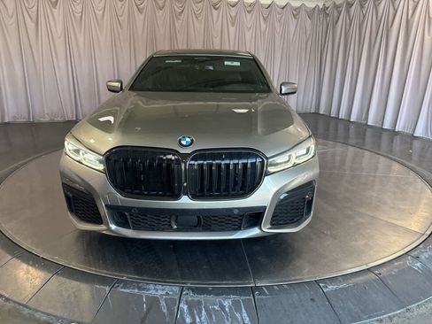 Used 2022 BMW 740i w/ Luxury Rear Seating Package RWD image 2