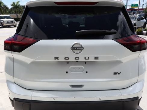 Used 2024 Nissan Rogue SV FWD image 5