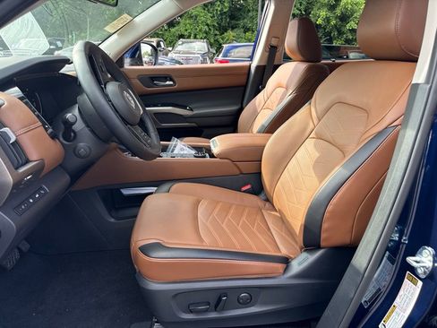 Used 2025 Nissan Pathfinder Platinum AWD/4WD image 5