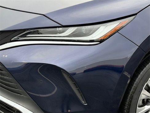 Used 2022 Toyota Venza XLE image 10