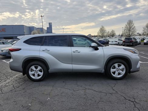 Used 2023 Toyota Highlander LE AWD/4WD image 16