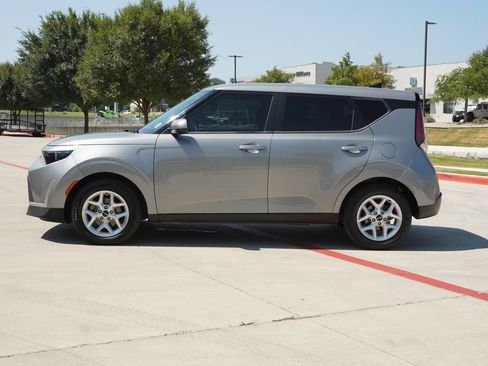 Used 2023 Kia Soul LX w/ LX Technology Package FWD image 2