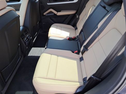 Used 2025 Porsche Cayenne image 19