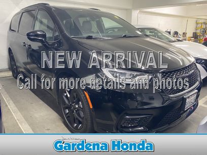 Used 2024 Chrysler Pacifica Limited w/ Uconnect Theater Family Group