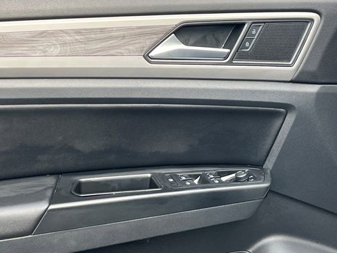 Used 2020 Volkswagen Atlas Cross Sport SE w/ Panoramic Sunroof Package image 17