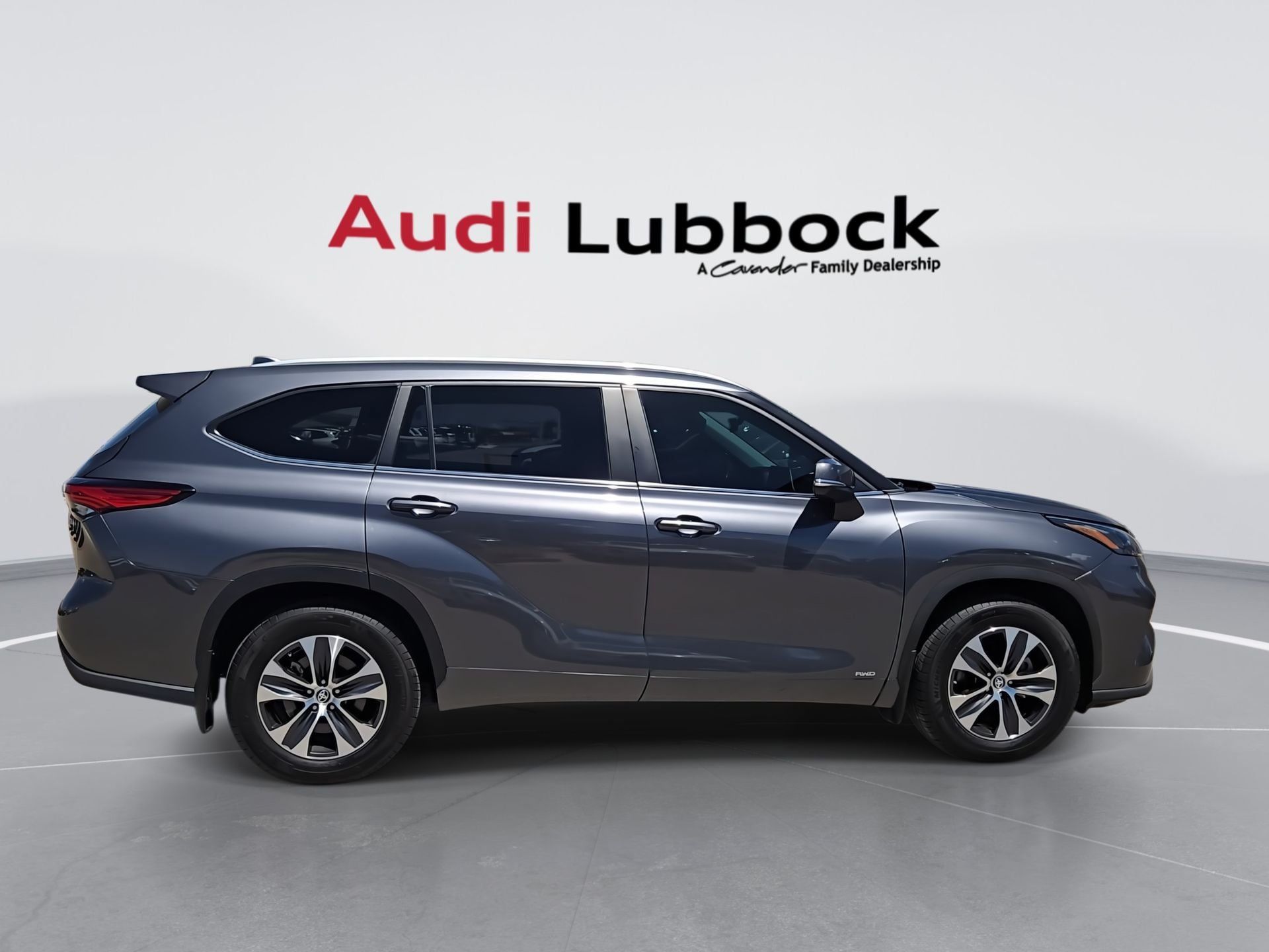 Used 2023 Toyota Highlander XLE AWD/4WD image 9