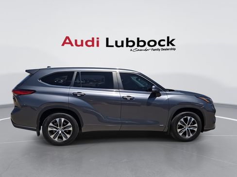 Used 2023 Toyota Highlander XLE AWD/4WD image 9
