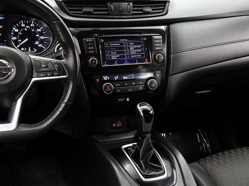 Used 2018 Nissan Rogue SV image 15
