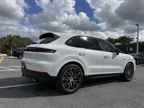 Used 2024 Porsche Cayenne S image 25