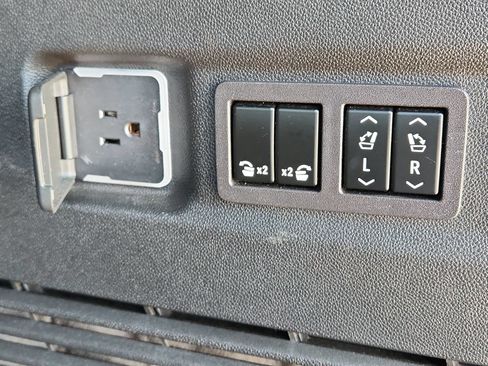 Used 2023 GMC Yukon XL Denali Ultimate w/ LPO, Floor Liner Package AWD/4WD image 9