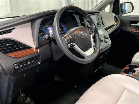 Used 2017 Toyota Sienna Limited image 7