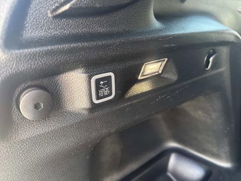 Used 2021 Jeep Grand Cherokee L Laredo image 7