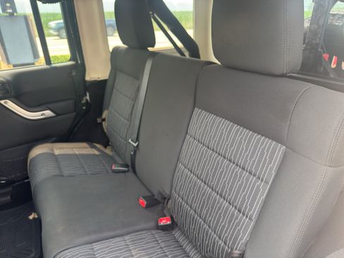 Used 2011 Jeep Wrangler Unlimited Rubicon w/ Connectivity Group AWD/4WD image 33