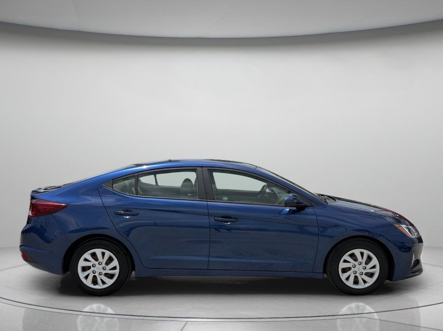 Used 2020 Hyundai Elantra SE FWD image 2