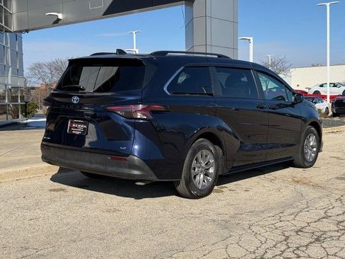 Used 2025 Toyota Sienna LE w/ LE Plus Package image 3