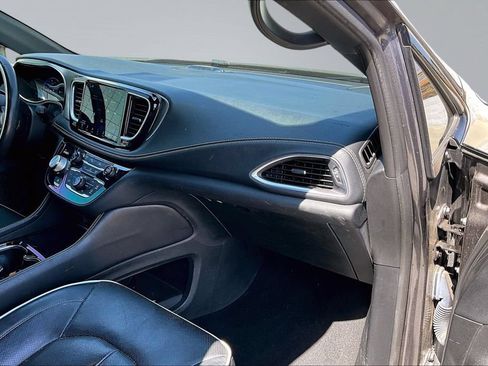 Used 2021 Chrysler Pacifica Limited w/ Uconnect Theater Family Group FWD image 15