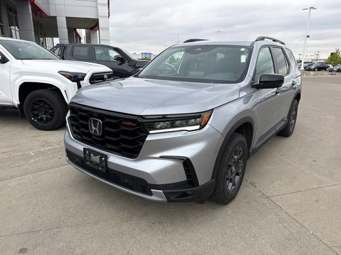 Used 2025 Honda Pilot TrailSport image 4