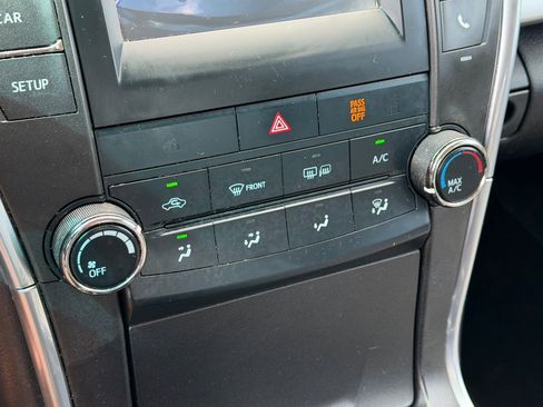 Used 2017 Toyota Camry SE image 19