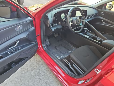 Used 2023 Hyundai Elantra SEL w/ Convenience Package FWD image 10