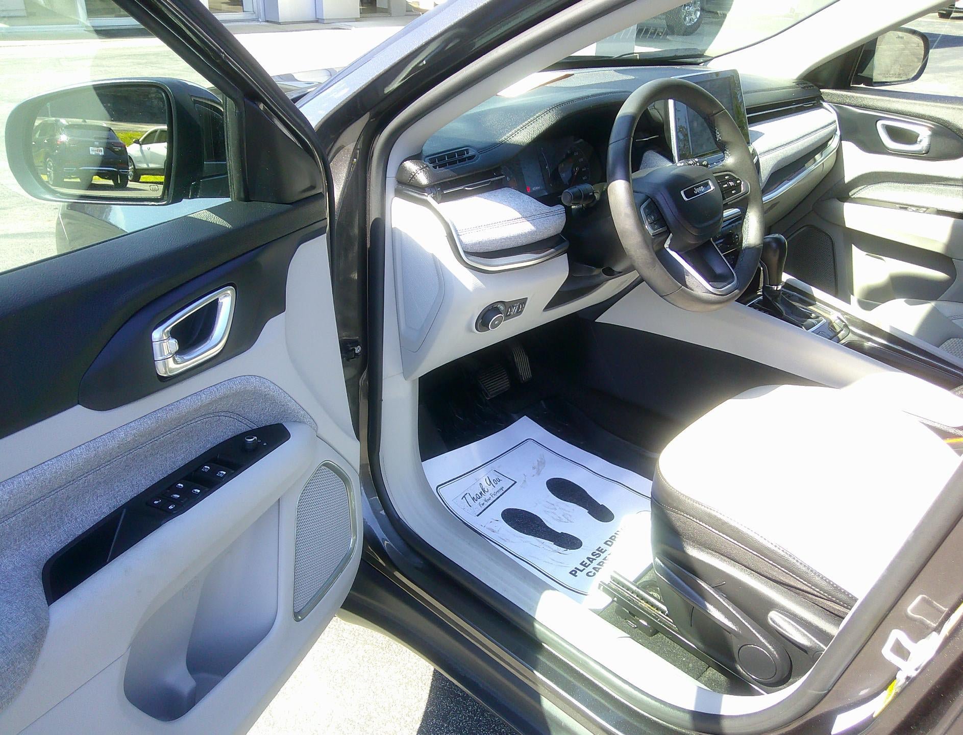 Used 2022 Jeep Compass Latitude FWD image 8