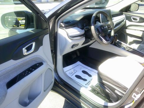Used 2022 Jeep Compass Latitude FWD image 8