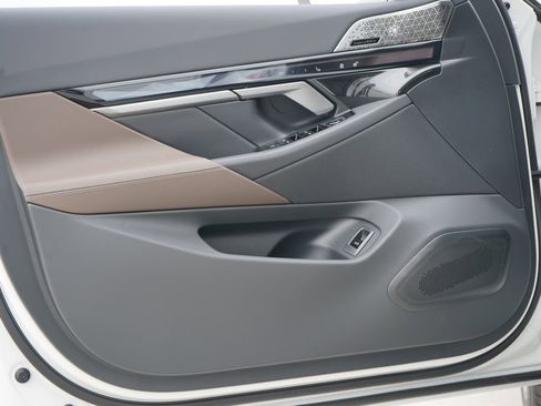 Used 2026 BMW i5 eDrive40 w/ Premium Package image 10