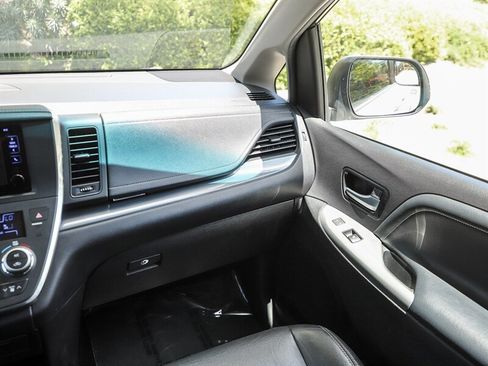 Used 2017 Toyota Sienna SE FWD image 21