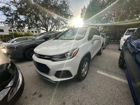 Used 2020 Chevrolet Trax LT w/ LT Convenience Package image 2