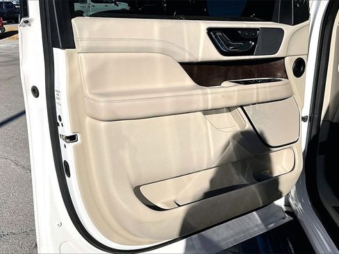 Used 2019 Lincoln Navigator Select image 20