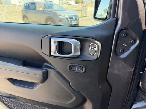 Used 2025 Jeep Wrangler Unlimited Rubicon AWD/4WD image 18