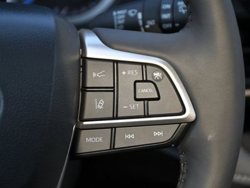 Used 2025 Toyota Highlander XLE image 19