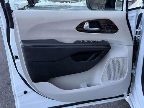 Used 2023 Chrysler Pacifica Limited image 8