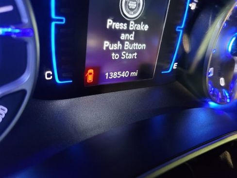 Used 2018 Chrysler Pacifica Touring-L image 2