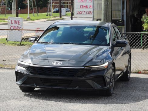 Used 2025 Hyundai Elantra Sport FWD image 3