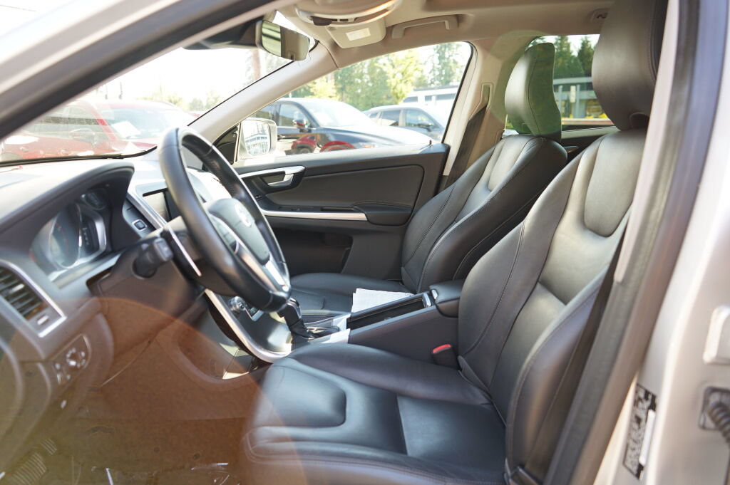 Used 2015 Volvo XC60 T6 w/ Proximity Package AWD/4WD image 15