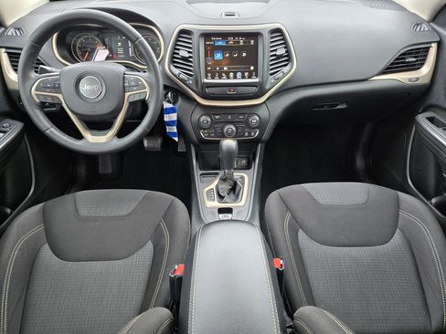 Used 2016 Jeep Cherokee Latitude FWD image 8