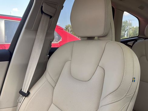 Used 2022 Volvo XC60 T8 Inscription w/ Advanced Package AWD/4WD image 3