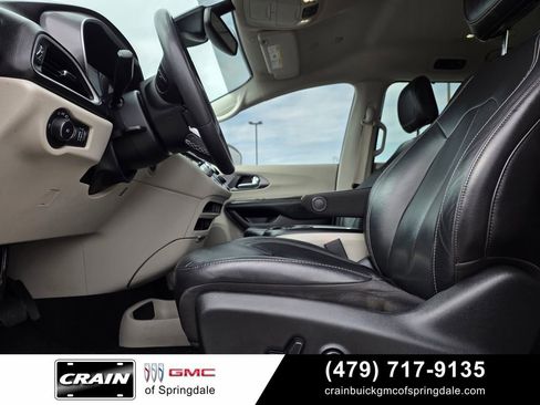 Used 2022 Chrysler Pacifica Touring-L FWD image 11
