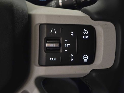 Used 2025 Land Rover Defender 90 X-Dynamic SE image 29
